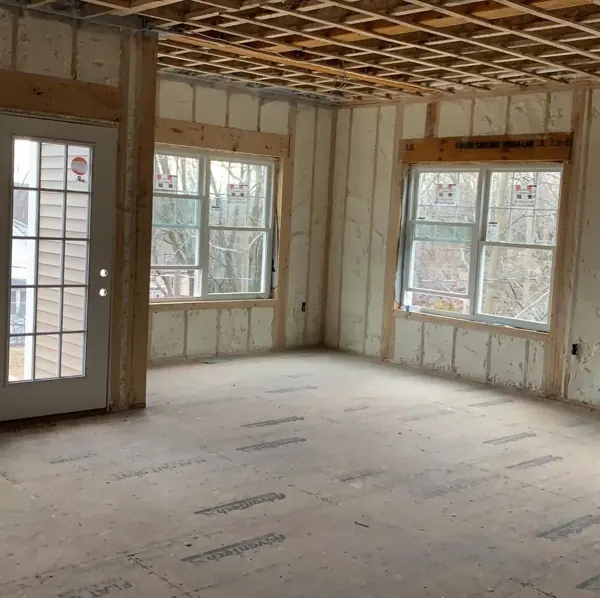 Open floor insulated with spray foam